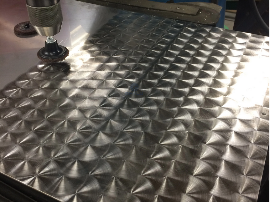 Fish scale patterned aluminum plate 